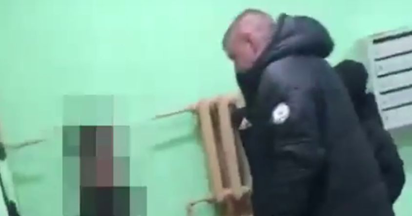 В Балашихе пьяный мужчина напал на детей: видео