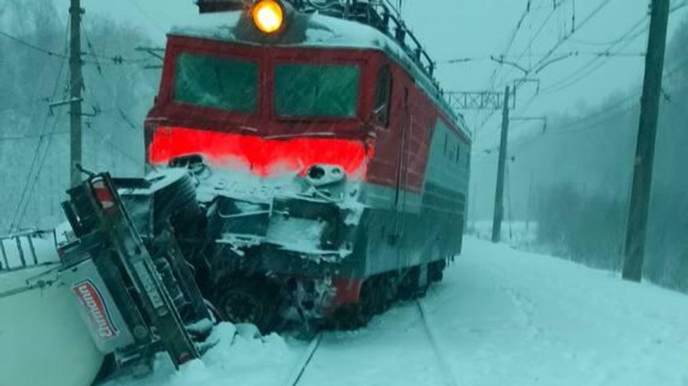 В Подмосковье поезд врезался в фуру и сошёл с рельсов