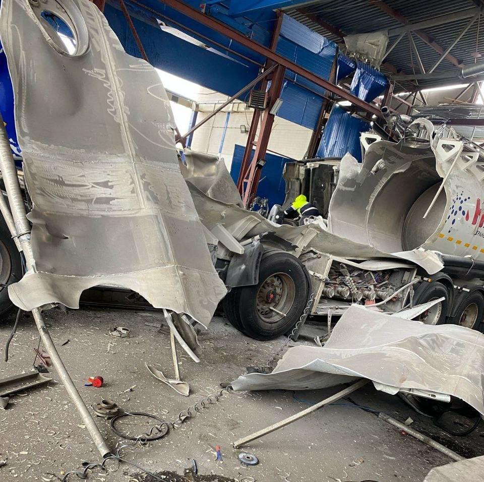 Во время ремонта фуры пострадали два человека в Подольске