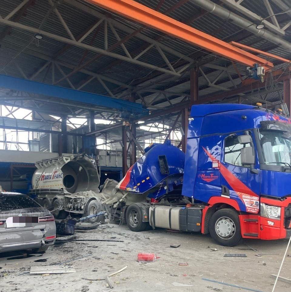 Во время ремонта фуры пострадали два человека в Подольске