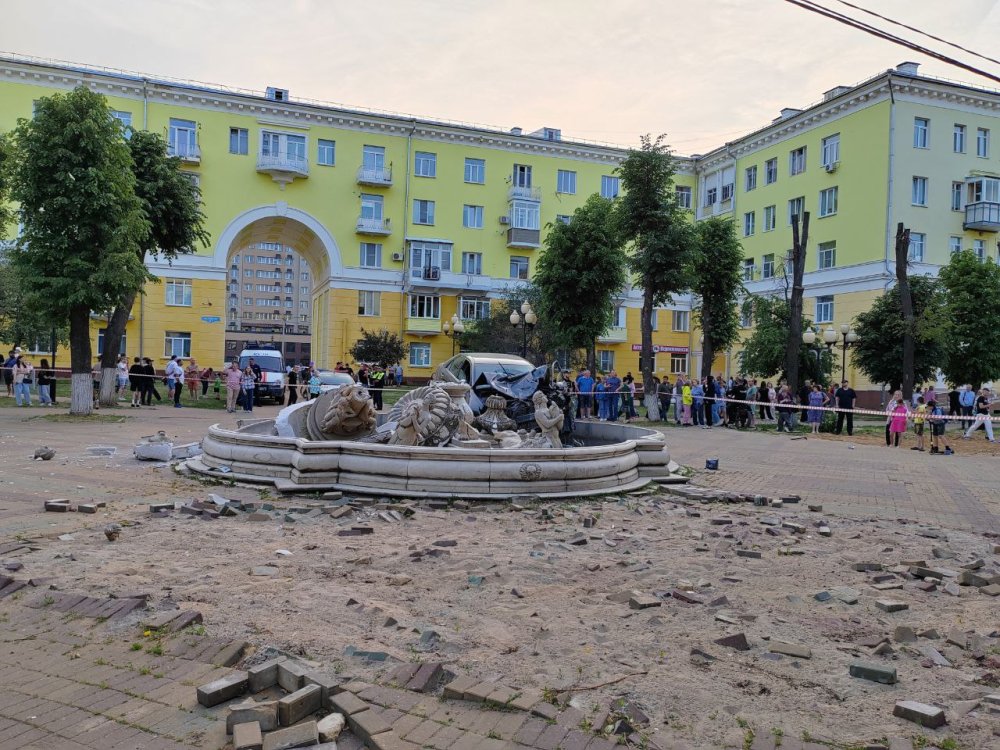 В Ступино авто влетело в фонтан
