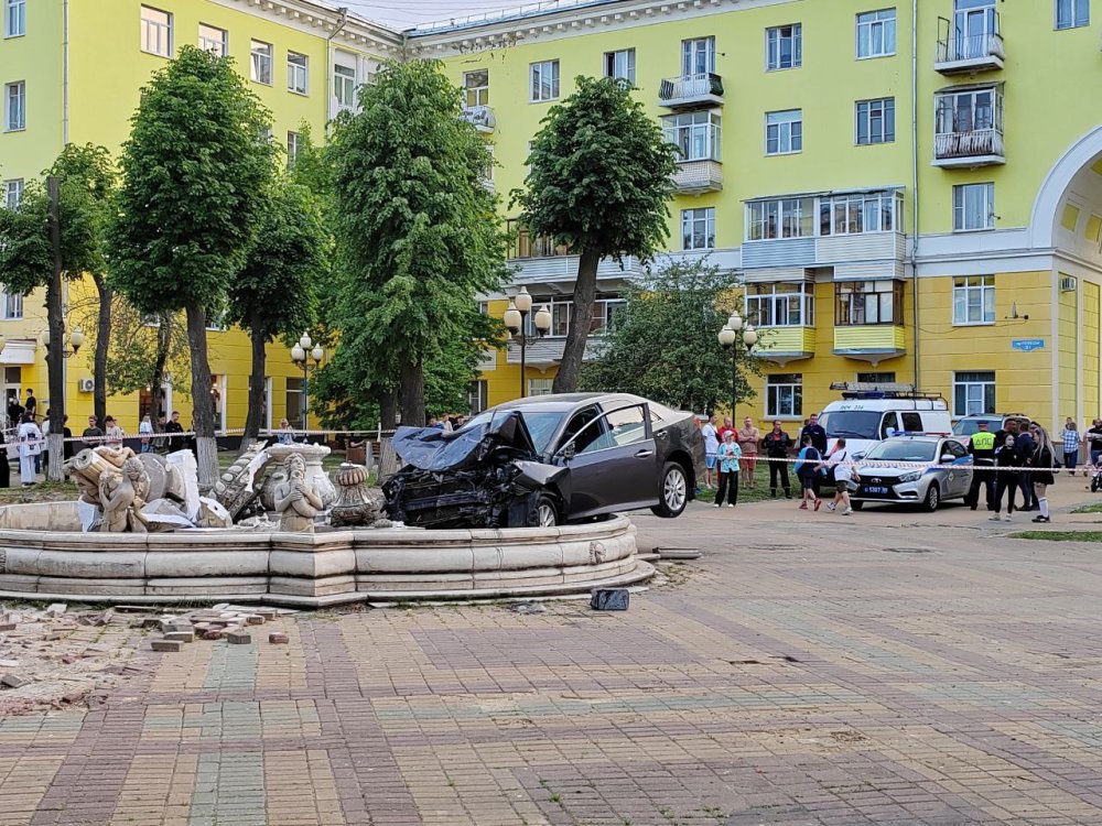 В Ступино авто влетело в фонтан