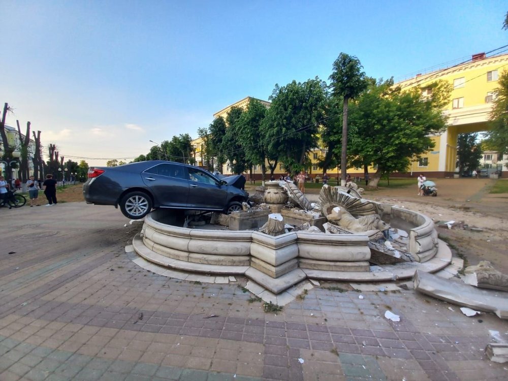 В Ступино авто влетело в фонтан