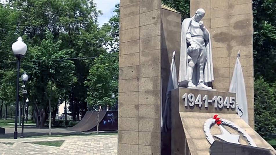 В Мытищах дети мигрантов превратили памятник Воину-освободителю в футбольную площадку