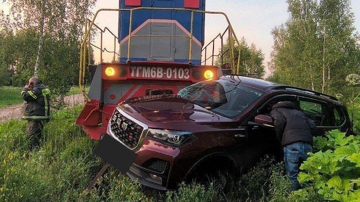В Раменском тепловоз протаранил внедорожник