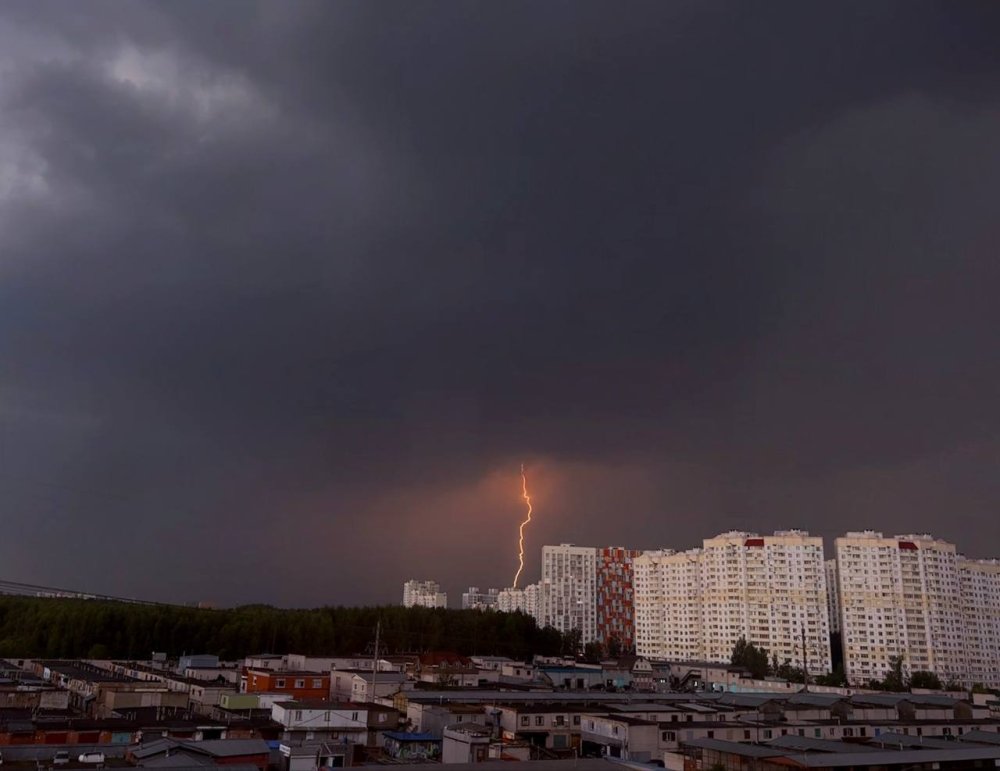 Ливень с градом и грозой обрушился на север Подмосковья