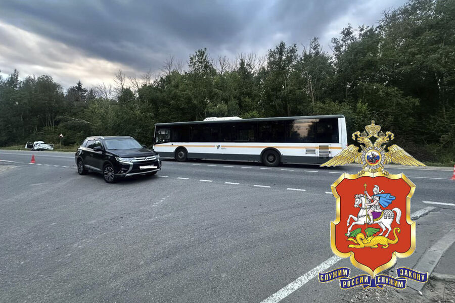 У Сергиевого Посада рейсовый автобус врезался в легковые авто