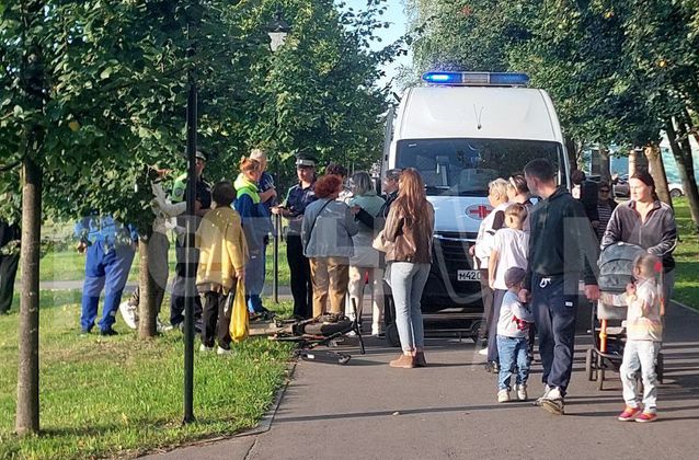 В Дмитрове подростки на самокатах сбили мать с ребёнком