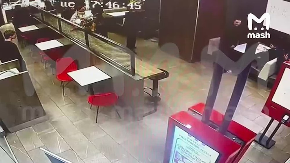 В Воскресенске школьники запустили фейерверк в торговом центре