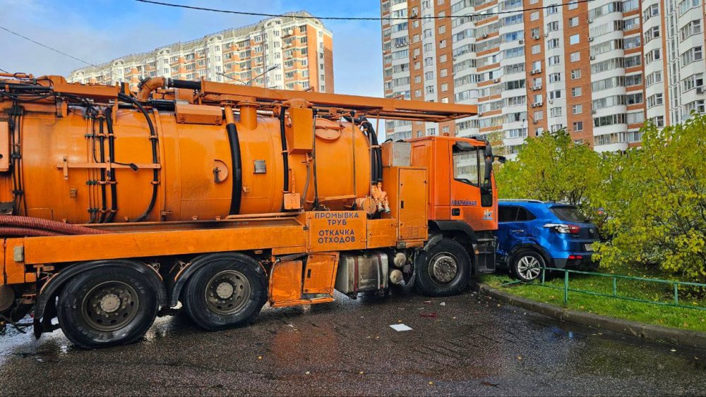 В Лобне пьяный мужчина украл ассенизационную машину и устроил ДТП