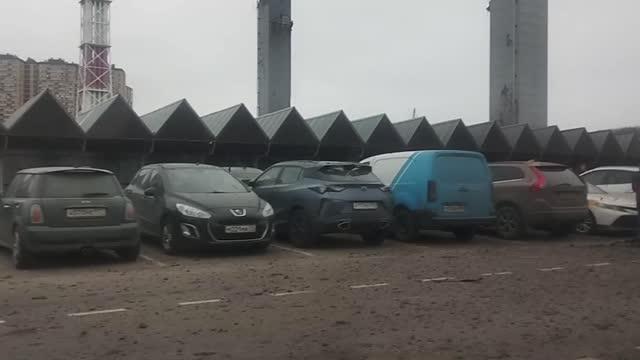 При демонтаже "Снежкома" в Красногорске обломками конструкции были повреждены около 60 машин