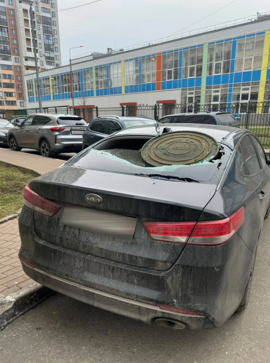 В Подмосковье женщина метнула крышку люка в машину неверного супруга