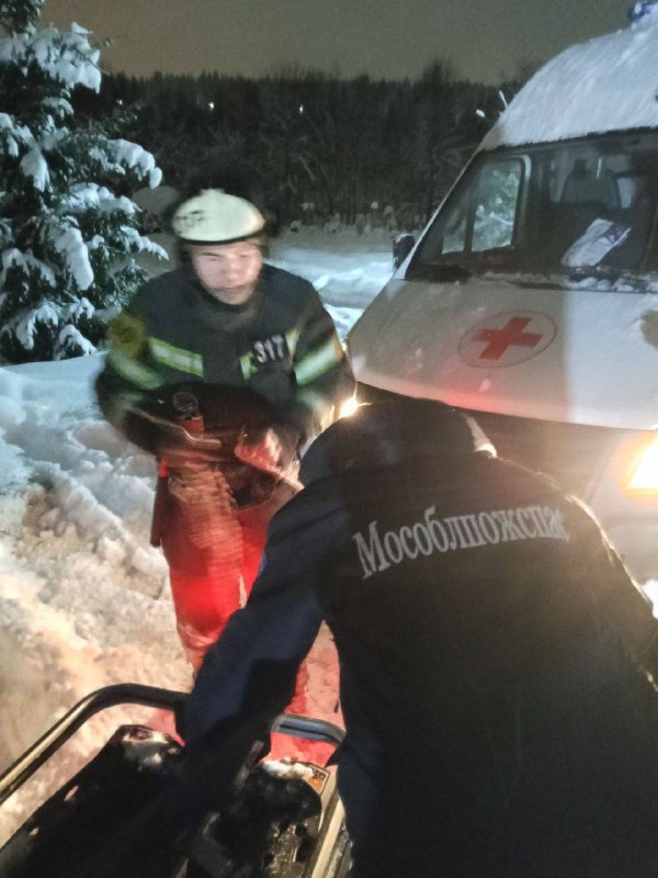 В Химках спасатели освободили из снега авто скорой помощи