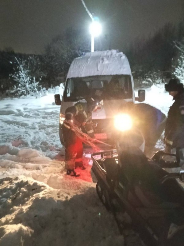 В Химках спасатели освободили из снега авто скорой помощи