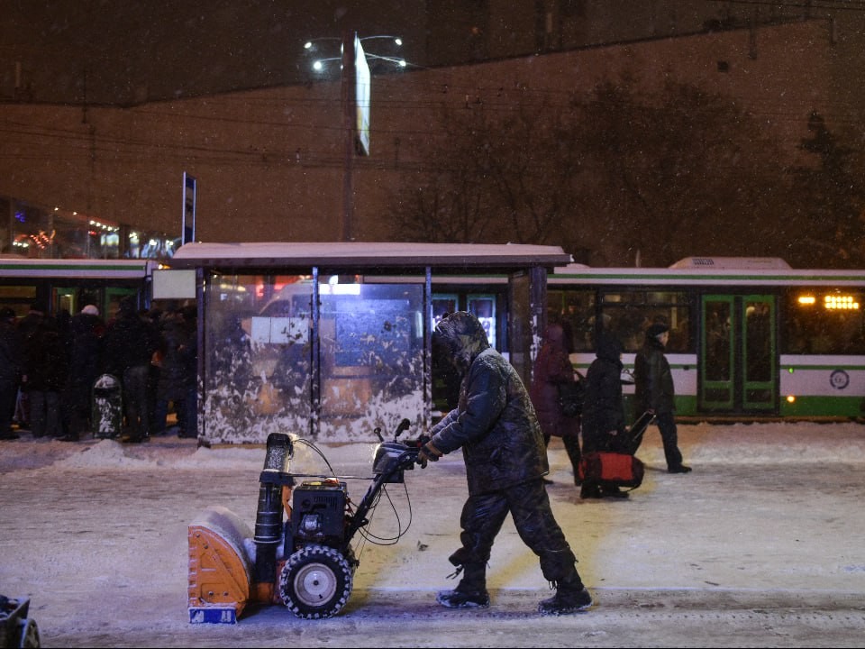 В Подмосковье начался снежный "армагеддон"