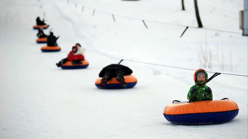 За новогодние праздники жители Подмосковья пострадали при катании на тюбингах и ватрушках