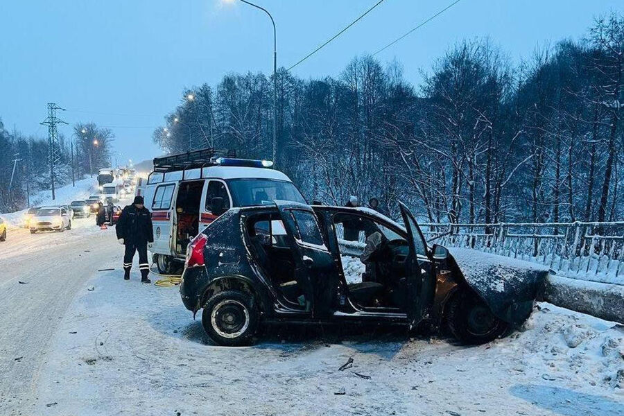 В Бронницах спасатели освободили женщину, застрявшую в авто после ДТП 