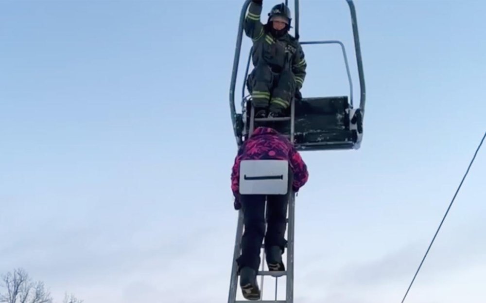 Экстремальная эвакуация: в Подмосковье 50 человек застряли на остановившейся канатной дороге в Дмитрове