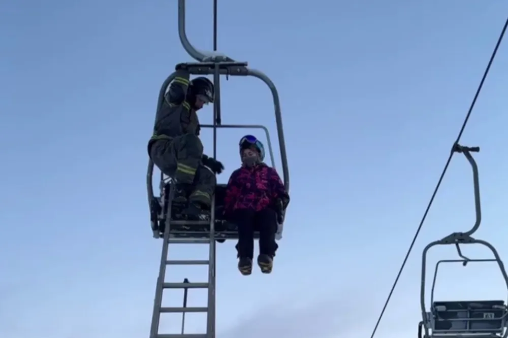 Экстремальная эвакуация: в Подмосковье 50 человек застряли на остановившейся канатной дороге в Дмитрове