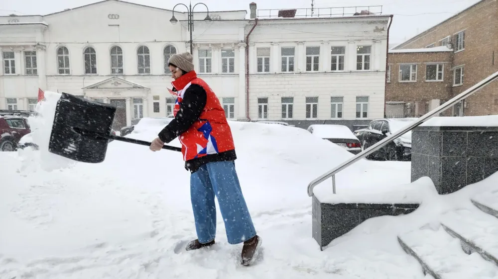 Коммунальщики Подмосковья в бою со снежным циклоном: 12 тыс. дворников и 6 тыс. машин против метели и заносов