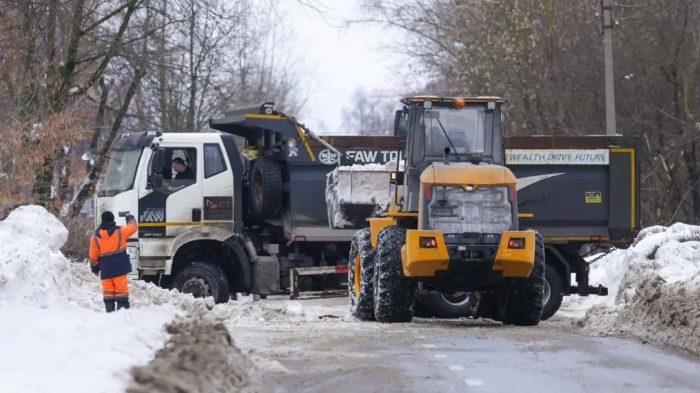Коммунальщики Подмосковья в бою со снежным циклоном: 12 тыс. дворников и 6 тыс. машин против метели и заносов