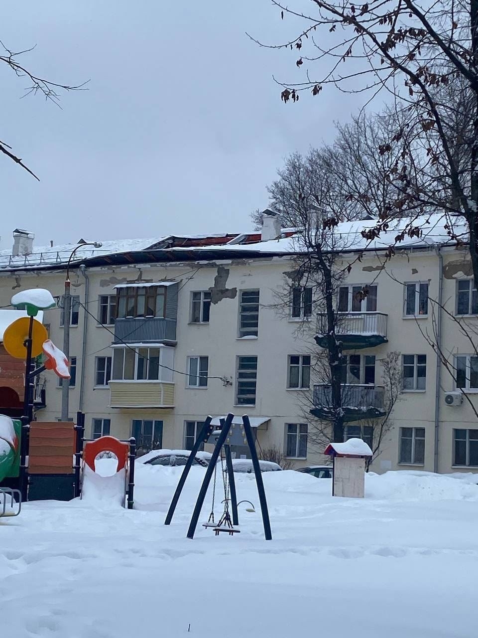 В Подольске под тяжестью снега рухнула часть крыши жилого дома
