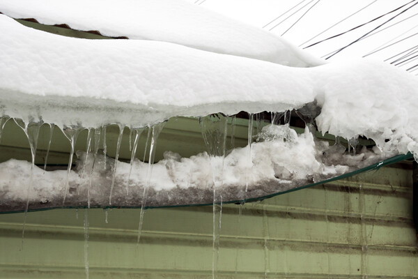 В Балашихе на пенсионера  с крыши упала глыба льда 