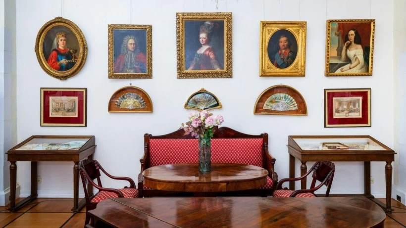 Веера, фрейлины и сюртуки с золотом: в усадьбе Лопасня открылся бал XIX века