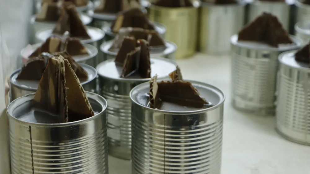 Тепло из дома: можайские волонтеры шьют обереги и льют свечи для бойцов СВО