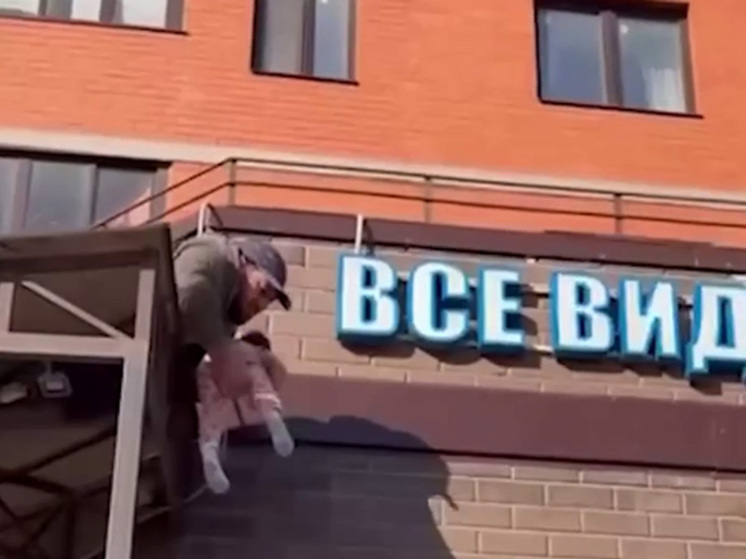 В Люберцах прохожие спасли выпавшего из окна ребенка